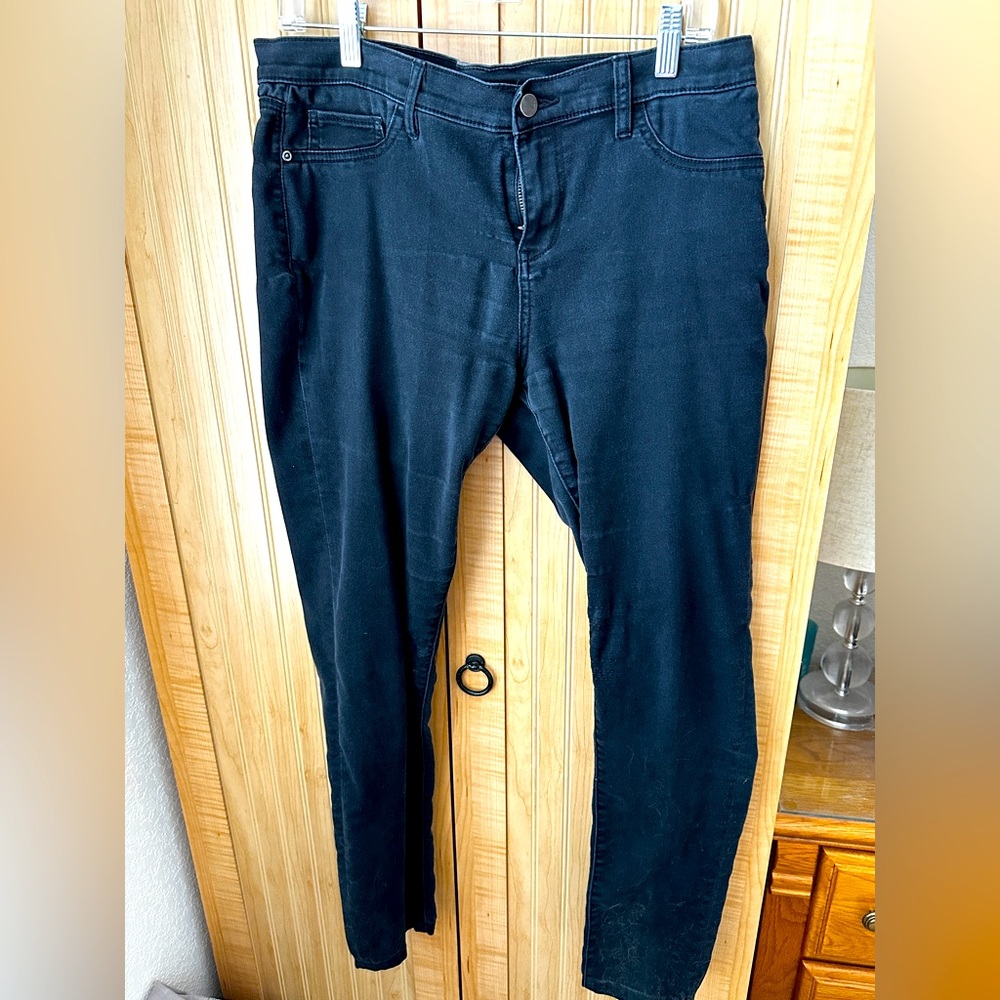 Women’s black skinny fit jean legging